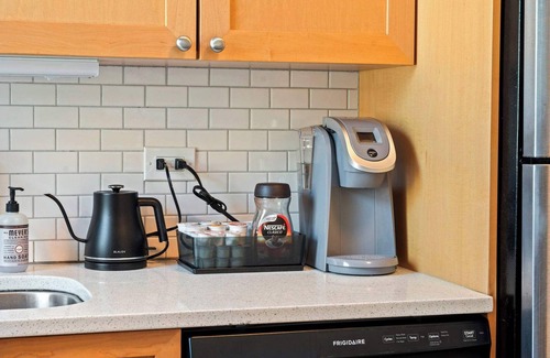 Edgewater Apartamento | Spacious 4BR/2BA – Private Sun Deck In Chicago