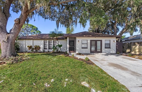 Sarasota Casa | Spacious 4BR Bungalow in Sarasota w/ POOL