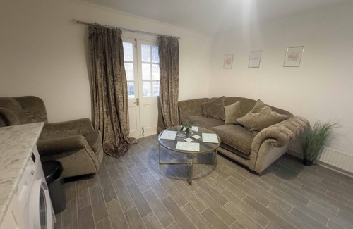 Hale Casa | Spacious 4BR Bungalow with Parking Near Spider-Man Filming Locations