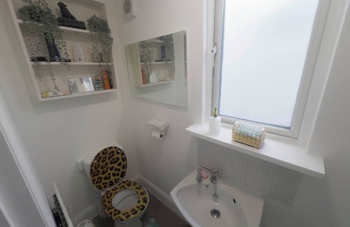 Hale Casa | Spacious 4BR Bungalow with Parking Near Spider-Man Filming Locations