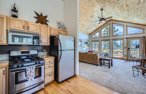 Indian Mountain Casa | Spacious 4BR Cabin 2 Living Areas Deck with Grill