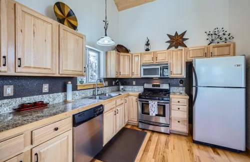Indian Mountain Casa | Spacious 4BR Cabin 2 Living Areas Deck with Grill