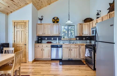 Indian Mountain Casa | Spacious 4BR Cabin 2 Living Areas Deck with Grill