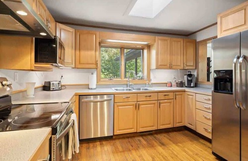 Hendersonville Casa | Spacious 4BR Compound w/ 2 Cottages | Near Trails