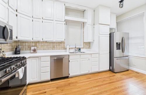 Wrigleyville Apartamento | Spacious 4BR Covered Parking Just Steps to Wrigley