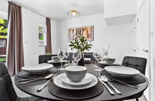 Enfield Highway Apartamento | Spacious 4BR Home, Garden & Parking, Sleeps 8