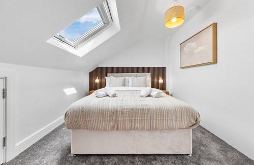 Enfield Highway Apartamento | Spacious 4BR Home, Garden & Parking, Sleeps 8