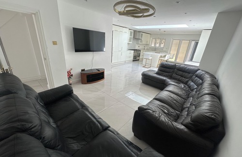 Stonecot Casa | Spacious 4BR Home Garden & Office Space