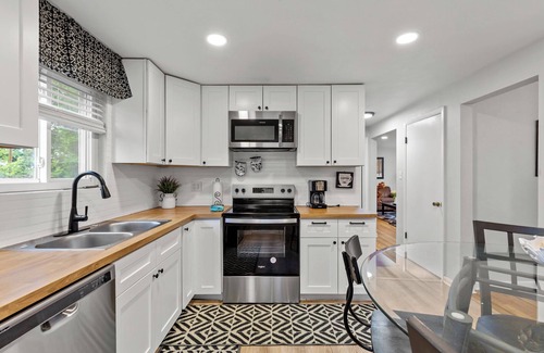 Pittsburgh Apartamento | Spacious 4BR Home-Big Yard, Huge Driveway