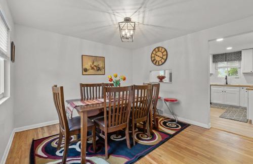 Pittsburgh Apartamento | Spacious 4BR Home-Big Yard Huge Driveway