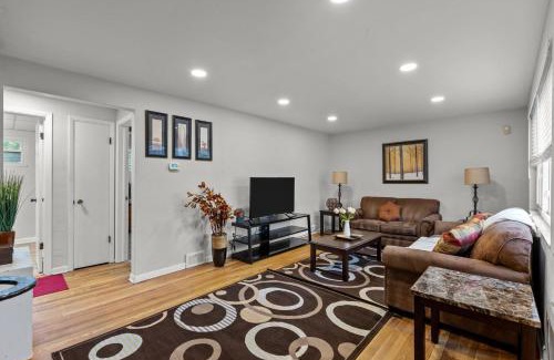 Pittsburgh Apartamento | Spacious 4BR Home-Big Yard Huge Driveway
