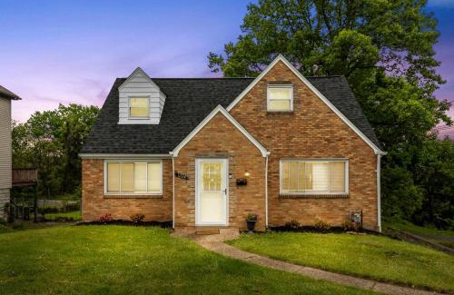 Pittsburgh Apartamento | Spacious 4BR Home-Big Yard Huge Driveway