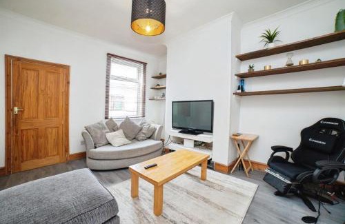 Heanor Casa | Spacious 4BR Home, Garden, Smart TV, WiFi, Heanor