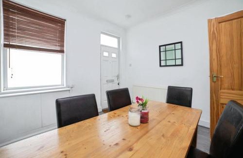 Heanor Casa | Spacious 4BR Home, Garden, Smart TV, WiFi, Heanor