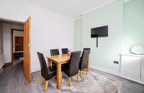 Heanor Casa | Spacious 4BR Home, Garden, Smart TV, WiFi, Heanor