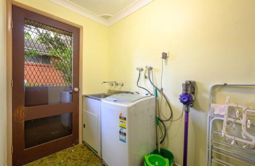Turramurra Casa | Spacious 4BR Home Quiet Street Great Location