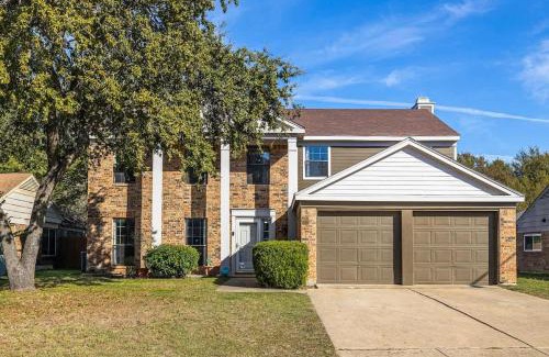 South Arlington Casa | Spacious 4BR Home with Pool BBQ & Games
