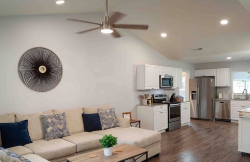 Murraysville Casa | Spacious 4BR Home w/ Indoor Fireplace + Coffee Bar