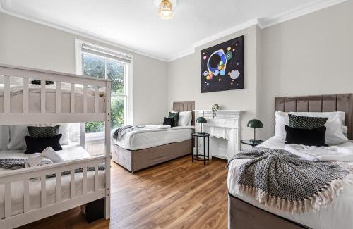 Clapton Apartamento | Spacious 4BR Home with Garden Close to Transport
