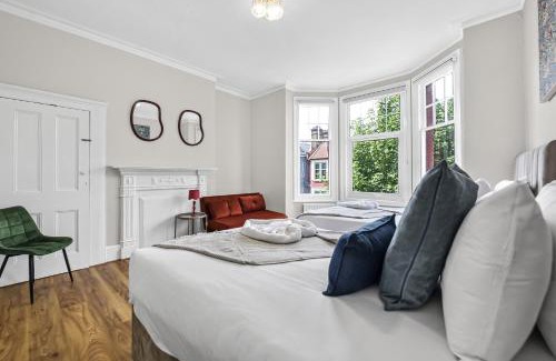Clapton Apartamento | Spacious 4BR Home with Garden Close to Transport