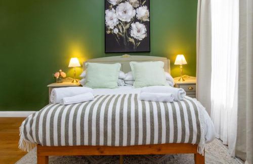 Maidstone Casa | Spacious 4BR house, 2 en suites with garden & on-site parking