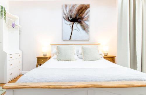 Maidstone Casa | Spacious 4BR house, 2 en suites with garden & on-site parking