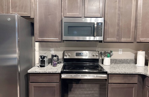 Hamilton Casa | Spacious 4BR house Hamilton l Spooky Nook l Miami Univ