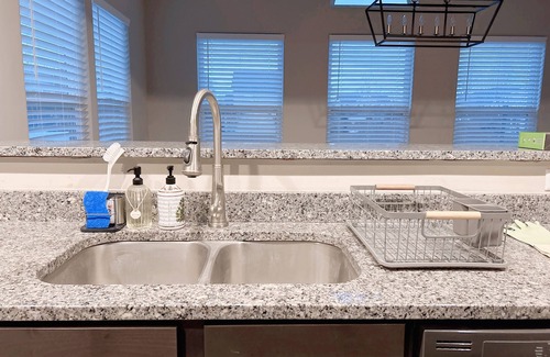 Hamilton Casa | Spacious 4BR house Hamilton l Spooky Nook l Miami Univ