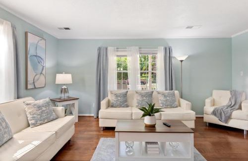 North Raleigh Casa | Spacious 4BR House Sleeps 9 Outdoor Lounge with Fire Pit plus Games
