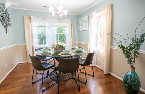 North Raleigh Casa | Spacious 4BR House Sleeps 9 Outdoor Lounge with Fire Pit plus Games