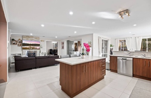 Berwick Casa | Spacious 4BR House with Cinema, Spa & fireplaces
