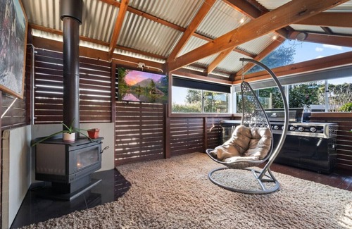 Berwick Casa | Spacious 4BR House with Cinema, Spa & fireplaces