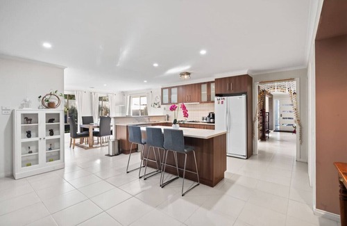 Berwick Casa | Spacious 4BR House with Cinema, Spa & fireplaces