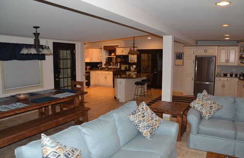 Seneca Falls Casa | Amplio 4BR Lake House en Wine Country-Magníficas vistas, bañera de hidromasaje, televisores inteligentes, WiFI