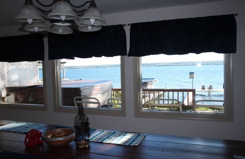 Seneca Falls Casa | Amplio 4BR Lake House en Wine Country-Magníficas vistas, bañera de hidromasaje, televisores inteligentes, WiFI