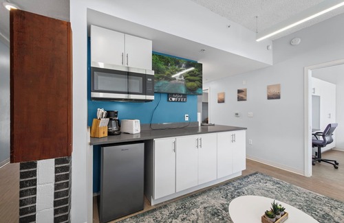 South Kansas City Apartamento | Spacious 4BR Pod in Amazing Kansas City Near Campus, Wi-Fi & Parking, Workspace
