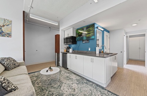 South Kansas City Apartamento | Spacious 4BR Pod in Amazing Kansas City Near Campus, Wi-Fi & Parking, Workspace