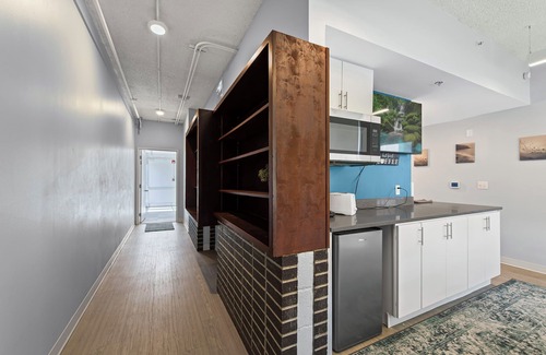 South Kansas City Apartamento | Spacious 4BR Pod in Amazing Kansas City Near Campus, Wi-Fi & Parking, Workspace
