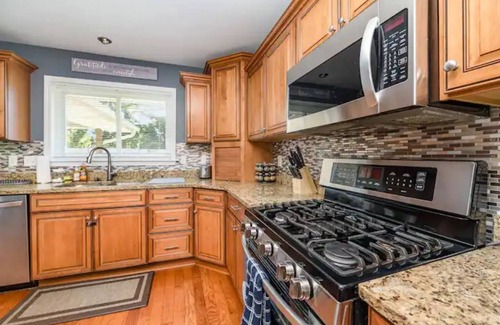Fairfield Casa | Spacious 4BR Ranch w Hot Tub in Quiet Neighborhood