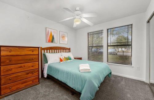 Bearss Plaza Apartamento | Spacious 4BR Retreat with pool & gym Near USF