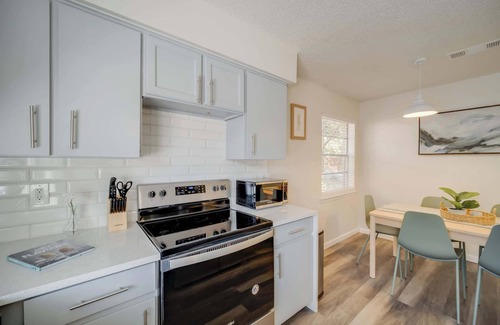 Plano Casa | Spacious 4BR Retreat w/ Hot Tub Comfort in Plano