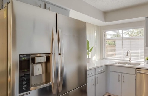 Plano Casa | Spacious 4BR Retreat w/ Hot Tub Comfort in Plano