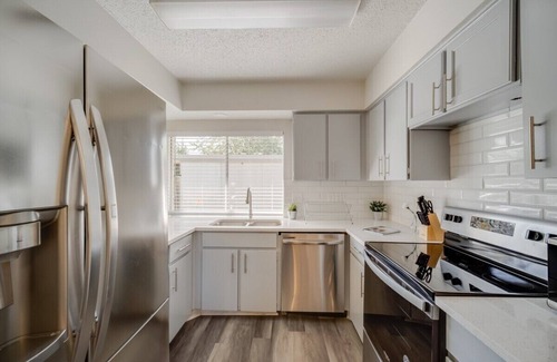 Plano Casa | Spacious 4BR Retreat w/ Hot Tub Comfort in Plano