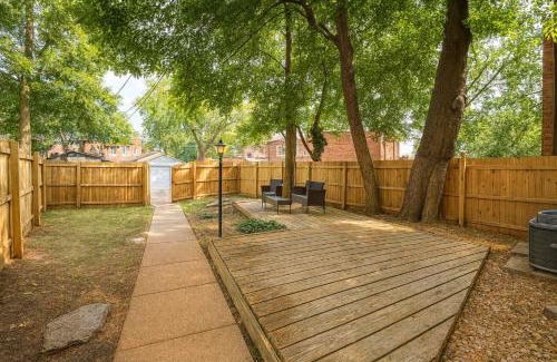 Soulard Apartamento | Spacious 4BR Soulard Duplex with Patio & Parking