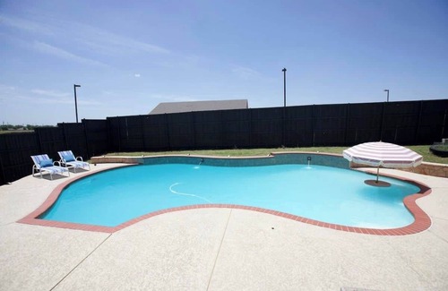Royse City Casa | Charming 4-bedroom house in Royse City with salt water pool, sleep 10