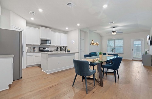 Austin Casa | Spacious 4BR w/ Yard, Near Airport & F1 Circuit in Quiet Neighborhood