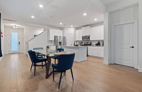 Austin Casa | Spacious 4BR w/ Yard, Near Airport & F1 Circuit in Quiet Neighborhood