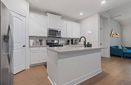 Austin Casa | Spacious 4BR w/ Yard, Near Airport & F1 Circuit in Quiet Neighborhood