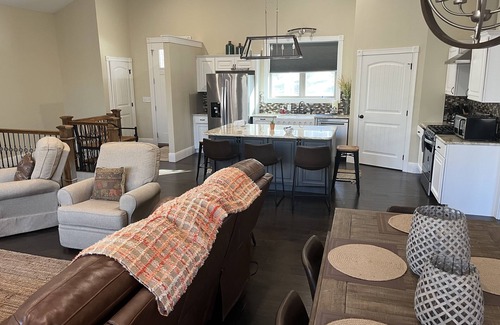Cadiz Casa | SPACIOUS 5/3 SCREENED PORCH AND PATIO, LAKE VIEW