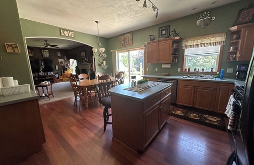 Butte Des Morts Casa | Spacious 5-bdrm house with WiFi, fitness room in amazing Oshkosh great for EAA!